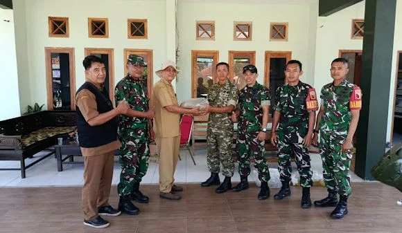 Koramil 0824-17/Sumberbaru Bersama Muspika Dan Pemerintah Desa Lestarikan Ekosistem Sungai Melalui Penebaran 10.000 Bibit Ikan Tawes