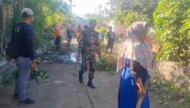 Babinsa Koramil 0823/08 Banyuputih Bersama Warga Gelar Kerja Bakti Bersihkan Lingkungan